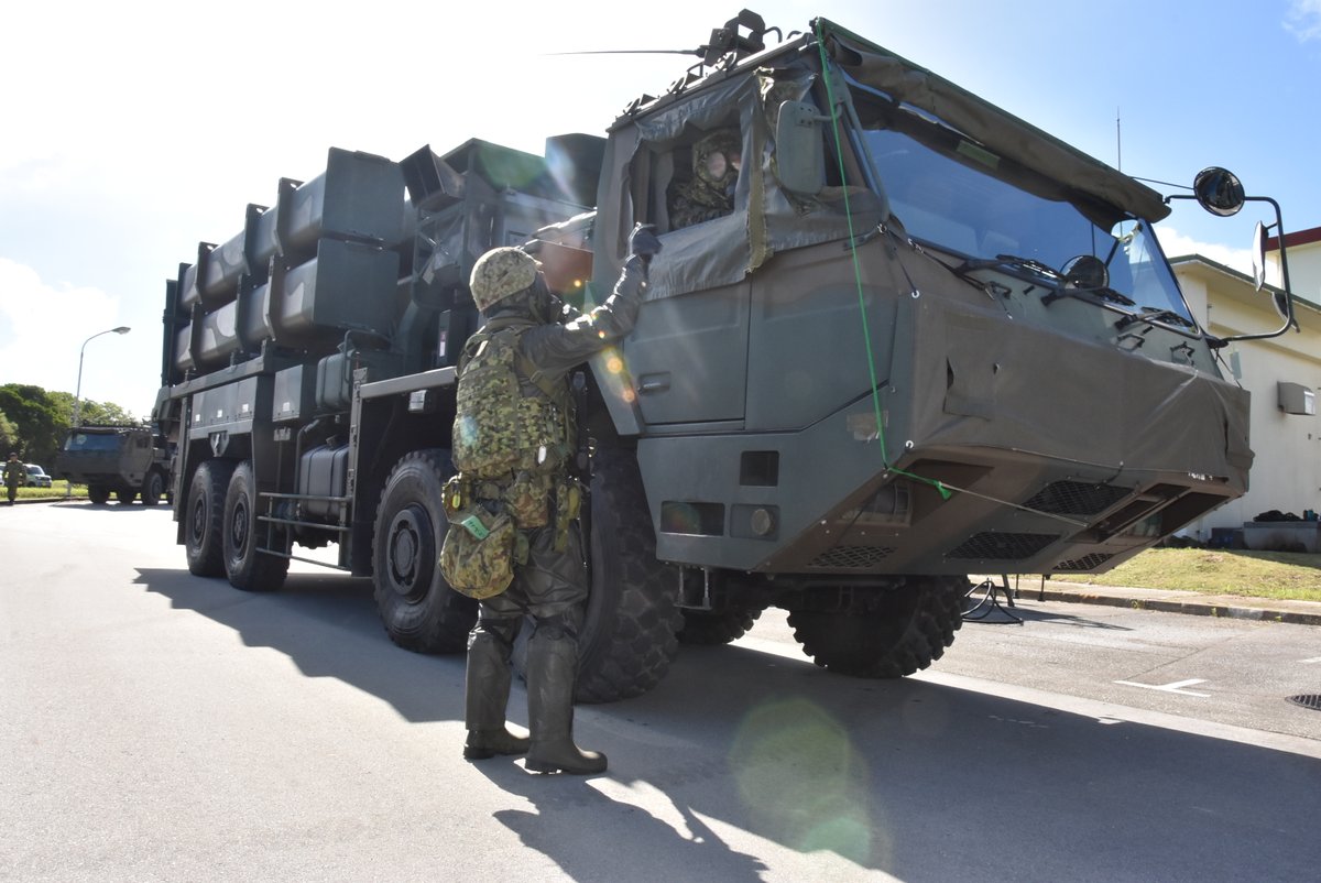 jsdf_gcc_cnbc's tweet image. 中特防は第７地対艦ミサイル連隊（勝連分屯地）との協同訓練を実施しました。第７地対艦ミサイル連隊の隊員による汚染状況の解明に引き続き中特防隊員が除染を実施する等、特殊武器攻撃対処の連携要領を確立しました。#陸上総隊 ＃勝連分屯地