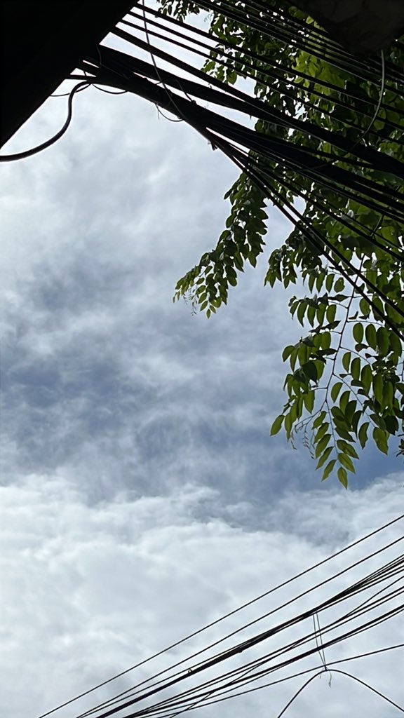 laporan cuaca di tempat Ruvies sekarang, cerah banget tapi otw mendung🤔

di tempat kalian gimana?……👀