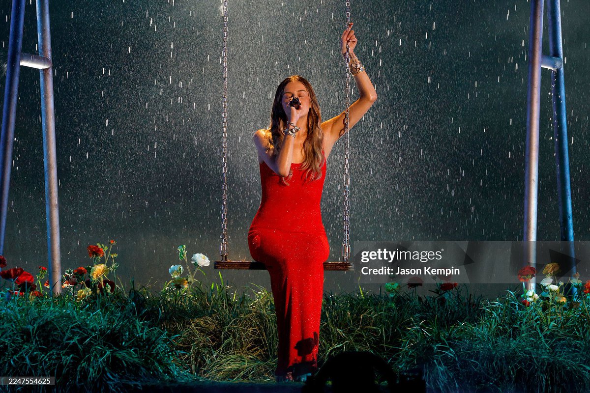 katie is on cloud 9☁️🩷 tweet media