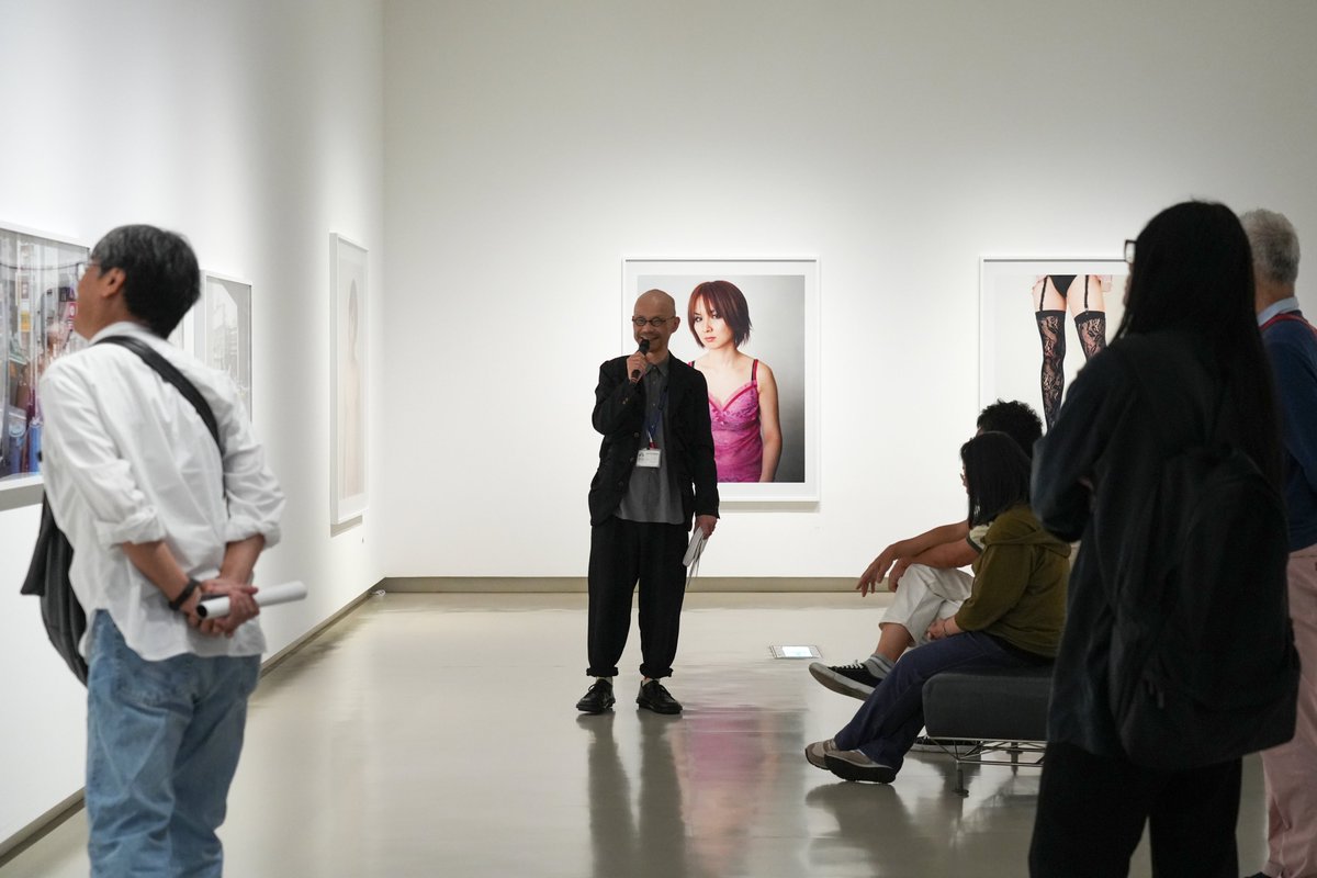 【今週末11/22㊏開催！学芸員によるギャラリートーク】
特別展「鷹野隆大 カスババ」展示室内において、15時から担当学芸員によるギャラリートークを開催します。鷹野さんの作品テーマのひとつである「影」にまつわる話や会場構成に関する話など、作家や建築家とのさまざまなエピソードが聞けるはず👀