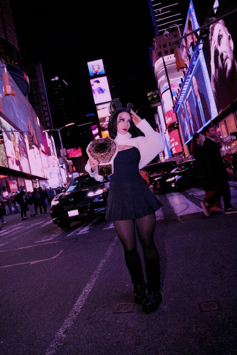 🗽
Whether it's the city of angels or city of dreams...

Incluso el ángel más oscuro resplandece bajo las luces. 🖤♈