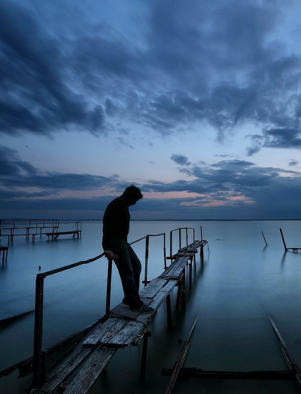 " السلم المكسور "

رمزية لإحساس في موقف ما ان هناك فجوة في السلم كعقبة مفاجئة وغير متوقعة تعترض طريق التقدم و تؤدي الى صعوبة المسير لطريق غير مكتمل، وعندها يتطلب الموقف الى مواجهة التحديات والصعوبات المحتملة التي تؤدي الى تحقيق الأهداف في الحياة الواقعية.

على المرء التقدم لتحقيق