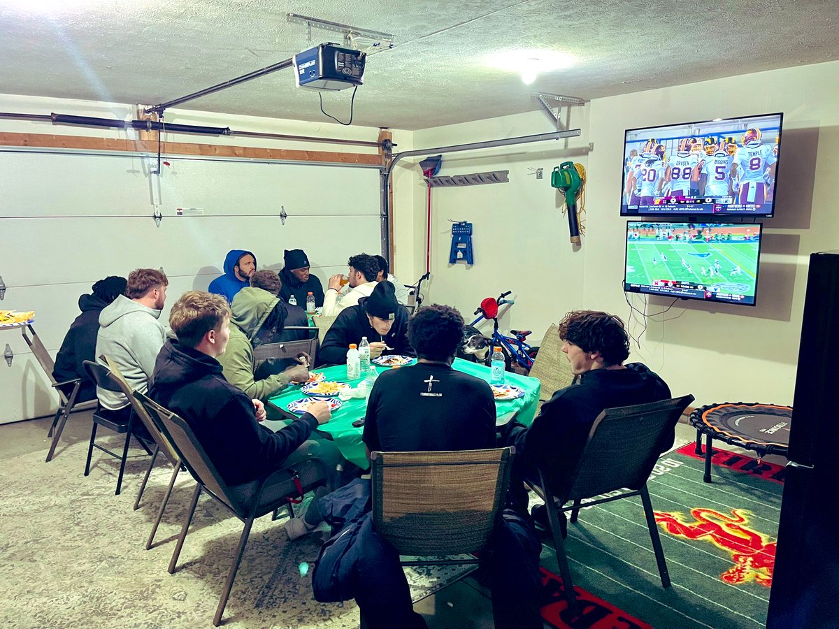 CoachAaronTerry's tweet image. D-Line Dinner in the Garage! #DLineU #SailsUp #HuntingSeason