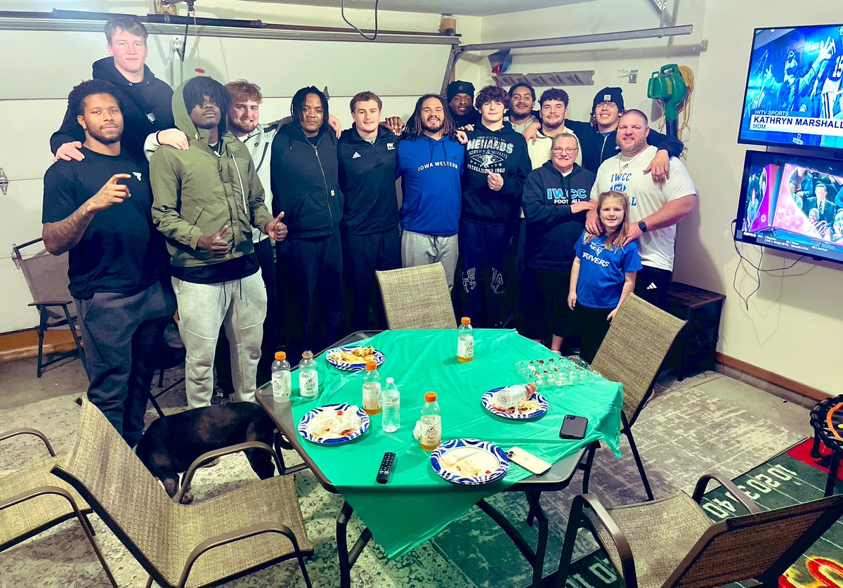 CoachAaronTerry's tweet image. D-Line Dinner in the Garage! #DLineU #SailsUp #HuntingSeason