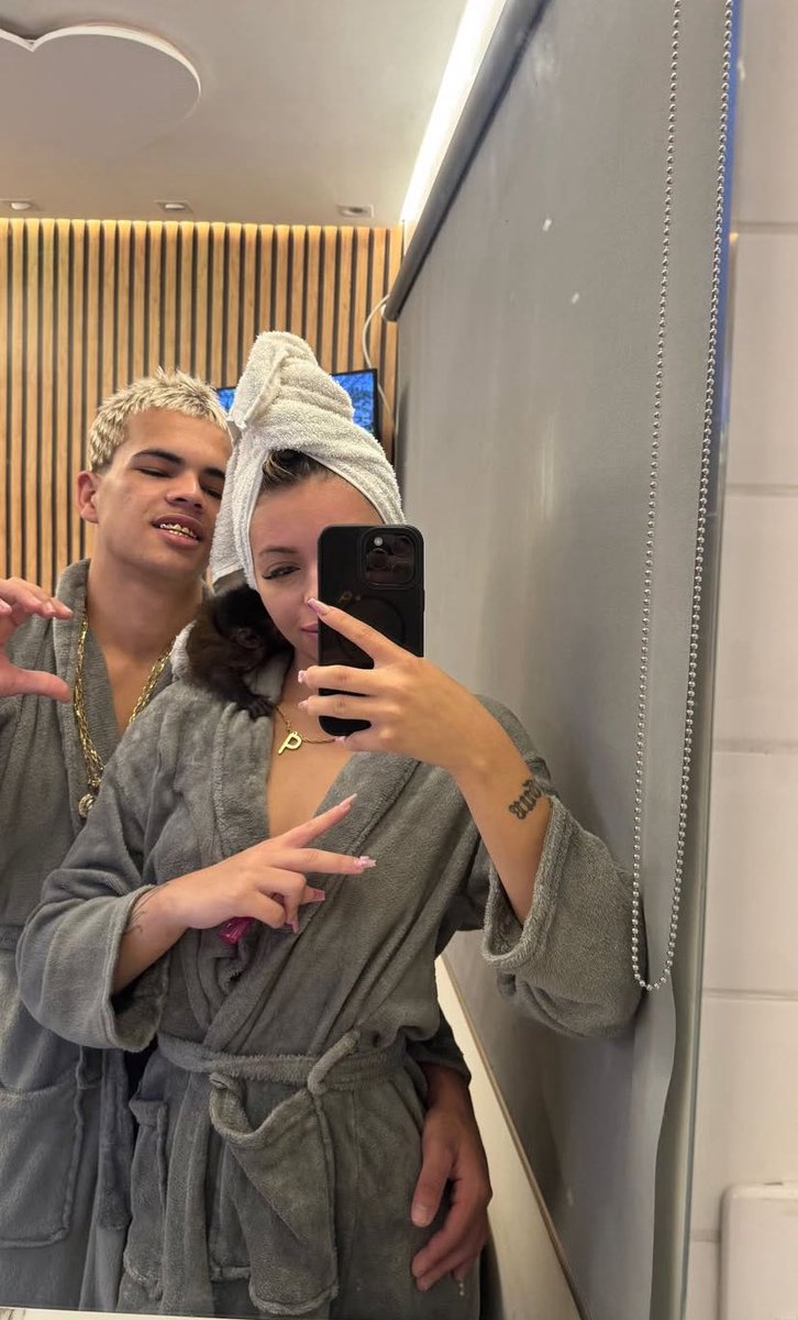 👩🏼‍❤️‍👨🏼💍