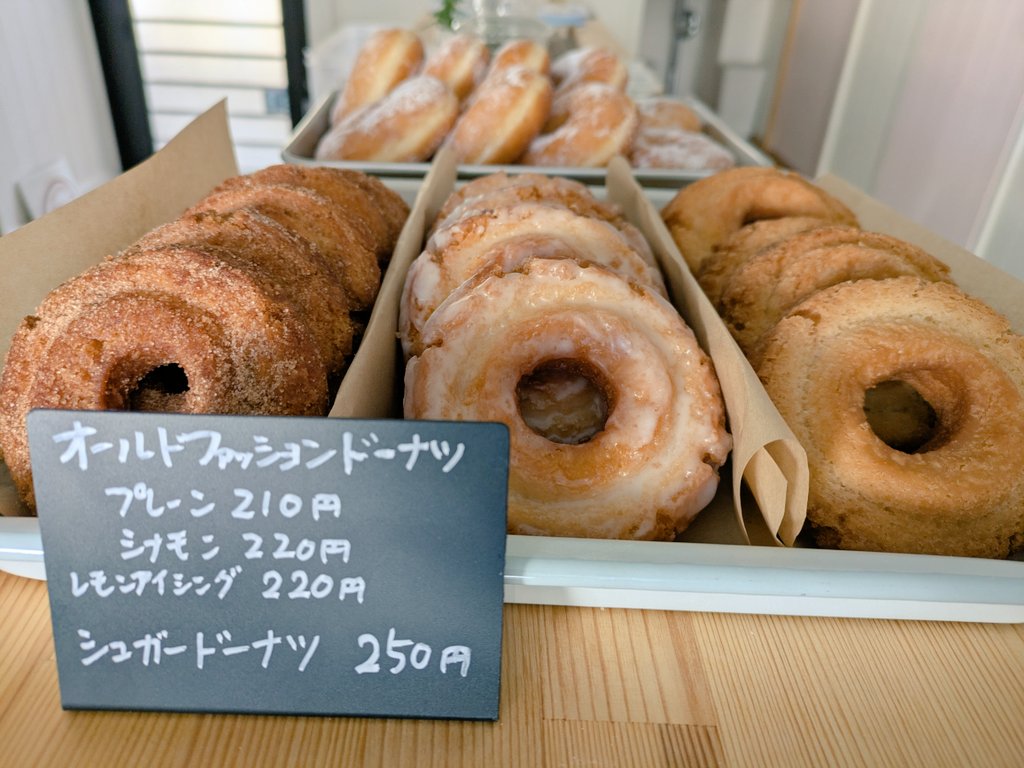 springworks2023's tweet image. OPENしました。
本日のメニューはドーナツです。
材料が値上げのため値段が変わりました🙇
マフィンは３種類。
プリン、かぼちゃプリンもあります。
お取り置きは 0223524796 までお電話ください。
#菓子屋ハウフル 
#ドーナツ
#塩釜 
#塩竈