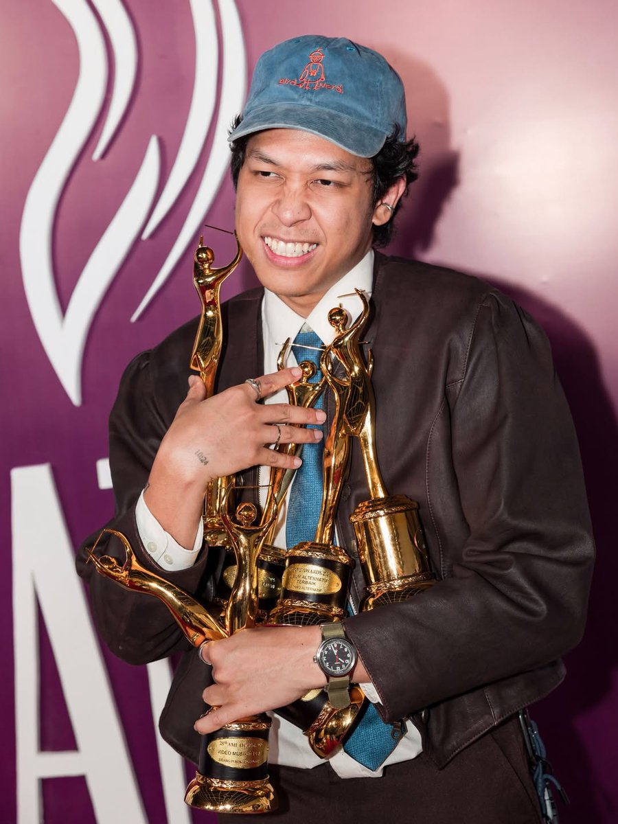 iPopBase's tweet image. Hindia poses with his #AMIAwards.