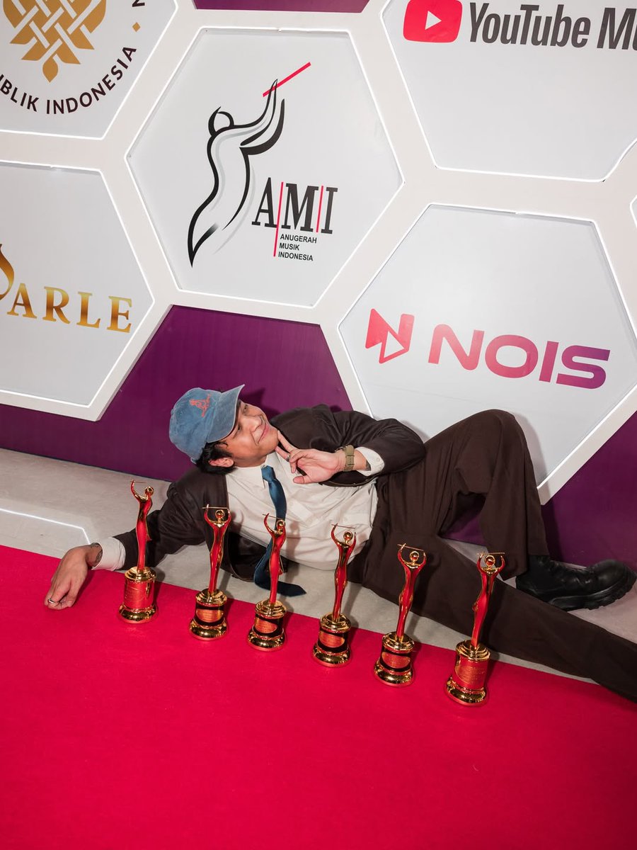 iPopBase's tweet image. Hindia poses with his #AMIAwards.