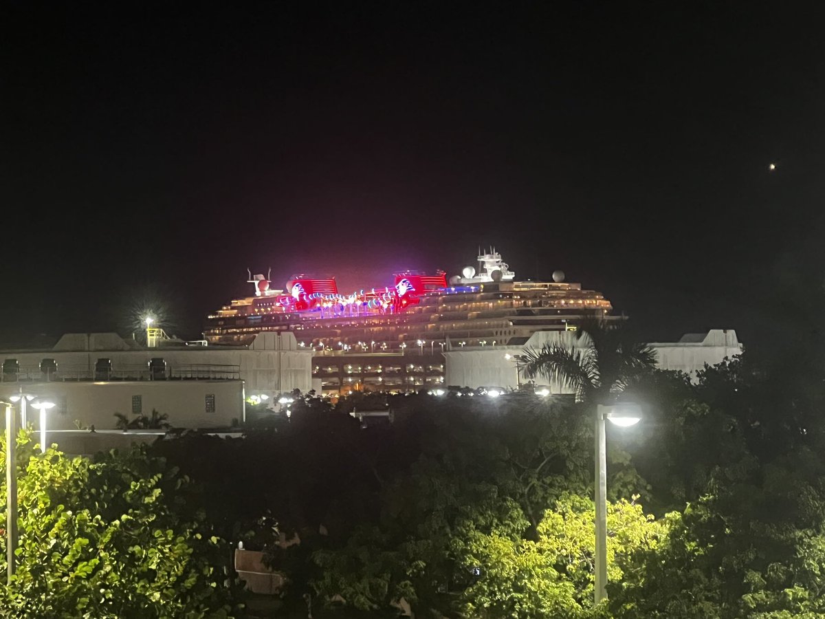 DCL_CRUISE_NERD's tweet image. Ahoy Cruise Nerds here is an amazing pic tonight 11/19/2025! The night before her maiden voyage the Disney Destiny #fortlauderdale, #disney, #destiny #disneycruiselin