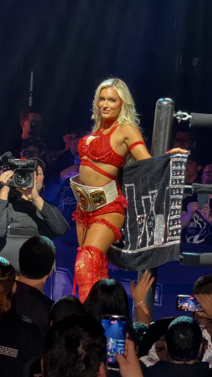 BlakeMonroeWWE's tweet image. who knew a towel would steal the show 🤭