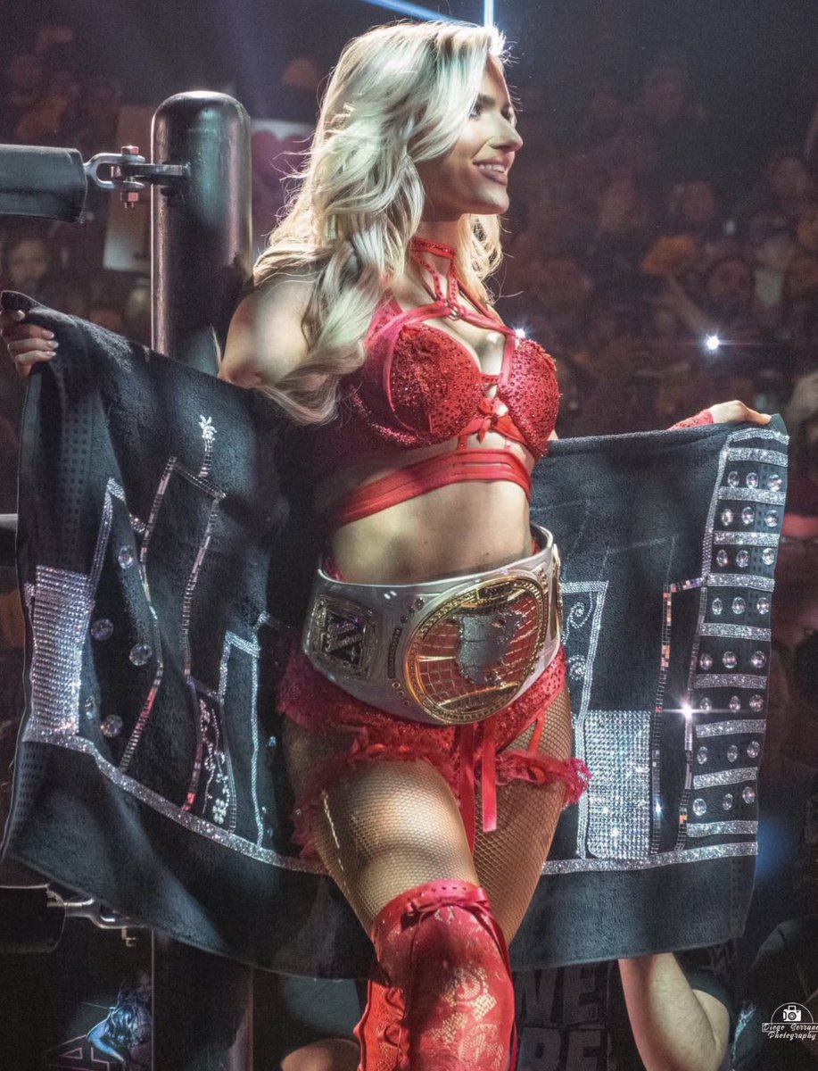 BlakeMonroeWWE's tweet image. who knew a towel would steal the show 🤭