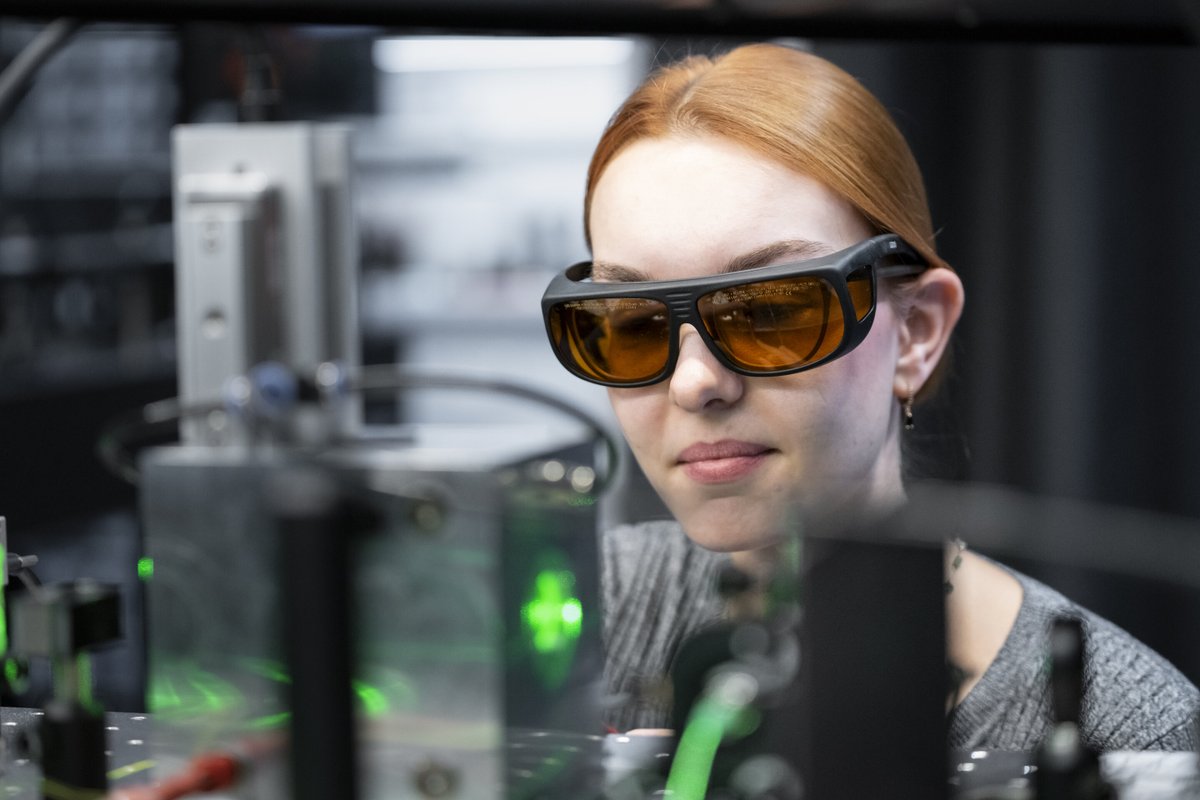 SciVigil's tweet image. Scientists at ISTA use laser tweezers to trap and charge micron‑sized particles, watching them charge and discharge in real time. This new technique opens a window into how cloud droplets electrify and sparks lightning.

phys.org/news/2025-11-s…

#Lightning #CloudPhysics