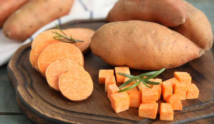 KristenJakobitz's tweet image. Did you know? Sweet potatoes offer more fiber and vitamin A than white potatoes. Cube them and roast them for a naturally sweet, colorful side. #SweetPotatoes #RootVeggies #Health