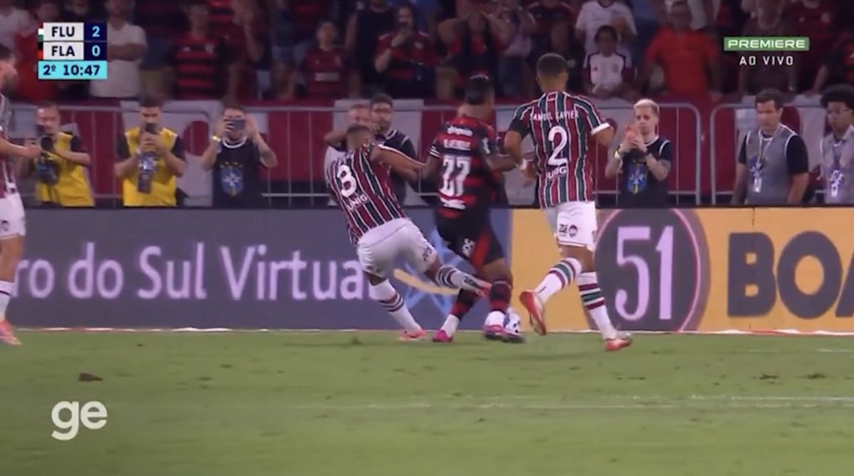 futebol_info's tweet photo. PC Oliveira, comentarista de arbitragem da Globo, afirma que não houve pênalti de Thiago Silva em Bruno Henrique, pois "o atacante do Flamengo é quem procura o contato".

📸 Reprodução/Premiere https://t.co/xeyfAvA4Gh
