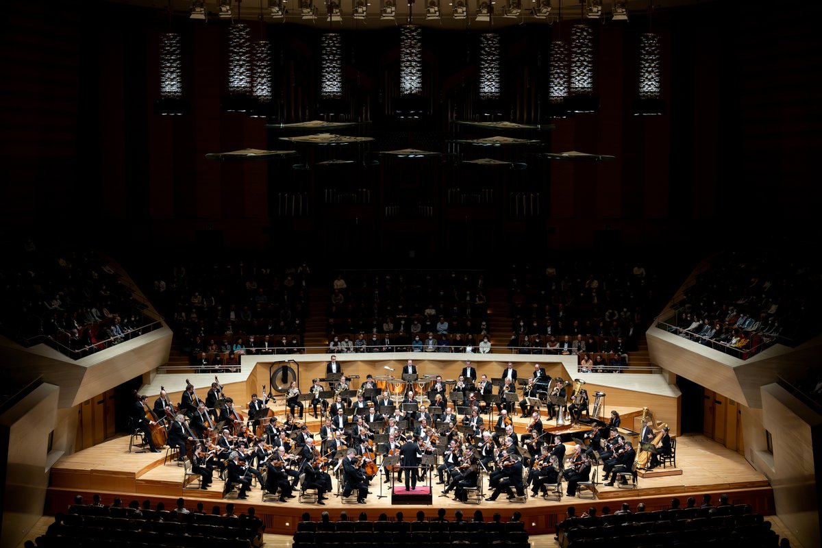 Perfect acoustics and a design inspired by the Philharmonie Berlin: Tokyo's Suntory Hall feels like a second home to the Berliner Philharmoniker. For the finale of this Asia tour, the orchestra and chief conductor Kirill Petrenko returned for two concerts. The first evening