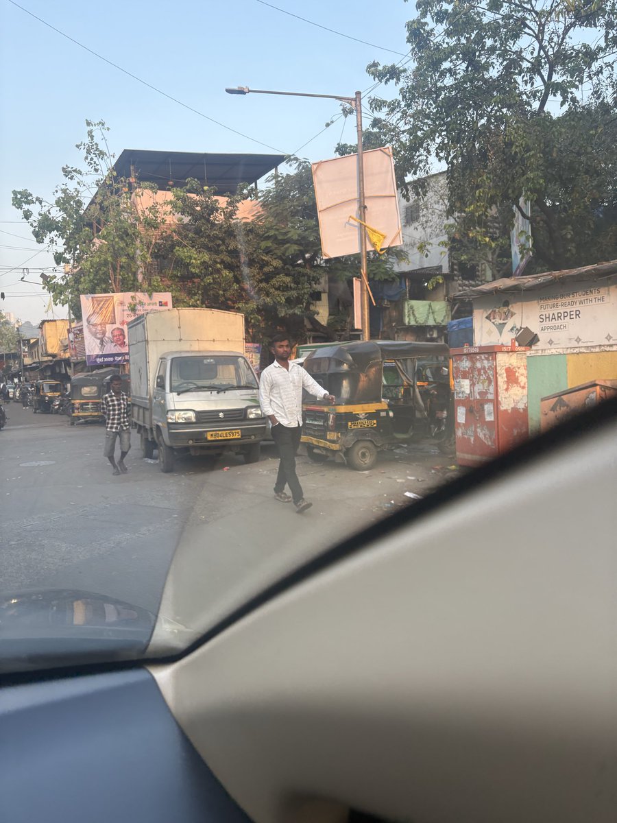 RitwikSinha83's tweet photo. @MTPHereToHelp Same story at same place, Orchid International School Vikhroli East at school time https://t.co/g1alZuOCmo