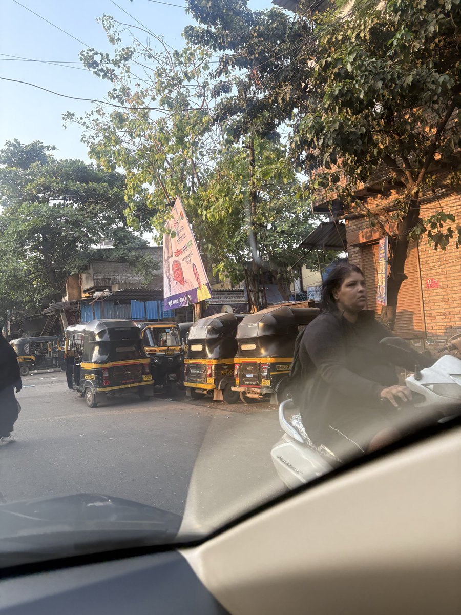 RitwikSinha83's tweet photo. @MTPHereToHelp Same story at same place, Orchid International School Vikhroli East at school time https://t.co/g1alZuOCmo