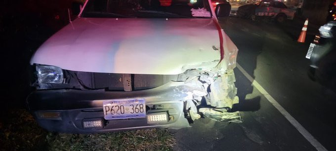 ElHilosv's tweet photo. #AlertaSV | Un accidente de tránsito se registró esta noche a la altura del turicentro Amapulapa, en San Vicente, donde tres vehículos colisionaron.
Como resultado, seis personas resultaron lesionadas. https://t.co/CFEUt4Wk82
