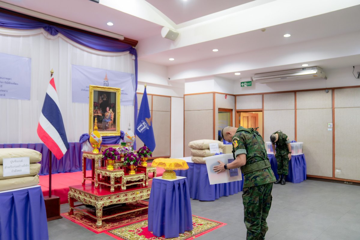 army2pr's tweet image. สมเด็จพระกนิษฐาธิราชเจ้า กรมสมเด็จพระเทพรัตนราชสุดา ฯ สยามบรมราชกุมารี พระราชทาน “เสื้อกันหนาว-รองเท้าผ้าใบ” แก่กำลังพลที่ปฏิบัติหน้าที่ตามแนวชายแดนและภารกิจต่างๆ เพื่อสนับสนุนการปฏิบัติงานและเสริมสร้างขวัญกำลังใจในการรักษาความมั่นคงของชาติ