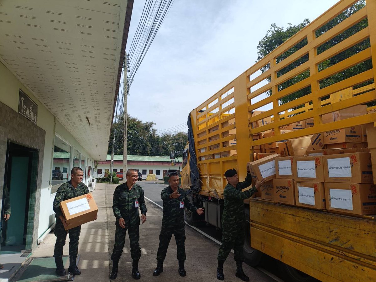 army2pr's tweet image. สมเด็จพระกนิษฐาธิราชเจ้า กรมสมเด็จพระเทพรัตนราชสุดา ฯ สยามบรมราชกุมารี พระราชทาน “เสื้อกันหนาว-รองเท้าผ้าใบ” แก่กำลังพลที่ปฏิบัติหน้าที่ตามแนวชายแดนและภารกิจต่างๆ เพื่อสนับสนุนการปฏิบัติงานและเสริมสร้างขวัญกำลังใจในการรักษาความมั่นคงของชาติ