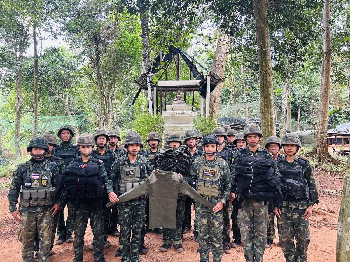 army2pr's tweet image. สมเด็จพระกนิษฐาธิราชเจ้า กรมสมเด็จพระเทพรัตนราชสุดา ฯ สยามบรมราชกุมารี พระราชทาน “เสื้อกันหนาว-รองเท้าผ้าใบ” แก่กำลังพลที่ปฏิบัติหน้าที่ตามแนวชายแดนและภารกิจต่างๆ เพื่อสนับสนุนการปฏิบัติงานและเสริมสร้างขวัญกำลังใจในการรักษาความมั่นคงของชาติ