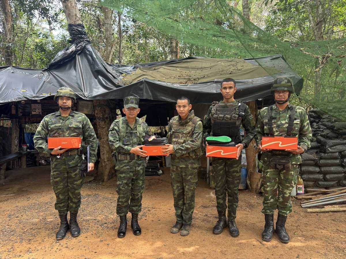 army2pr's tweet image. สมเด็จพระกนิษฐาธิราชเจ้า กรมสมเด็จพระเทพรัตนราชสุดา ฯ สยามบรมราชกุมารี พระราชทาน “เสื้อกันหนาว-รองเท้าผ้าใบ” แก่กำลังพลที่ปฏิบัติหน้าที่ตามแนวชายแดนและภารกิจต่างๆ เพื่อสนับสนุนการปฏิบัติงานและเสริมสร้างขวัญกำลังใจในการรักษาความมั่นคงของชาติ