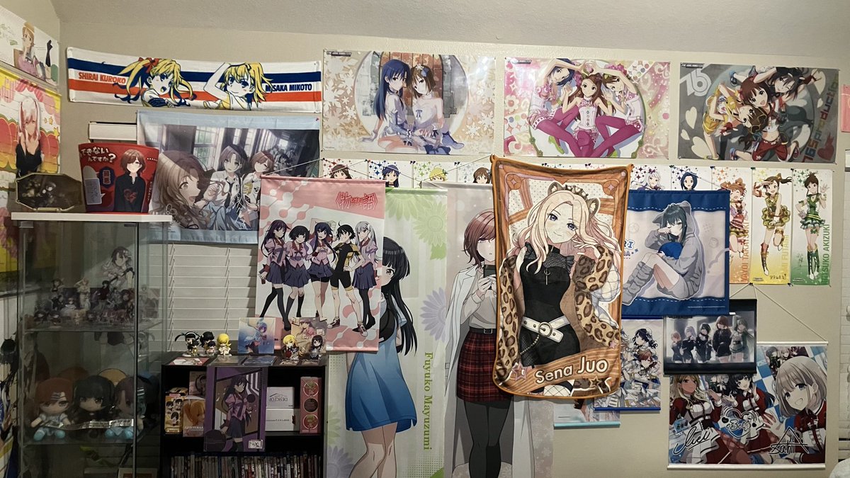 prismajane's tweet image. What the average 28 year old male&apos;s bedroom looks like