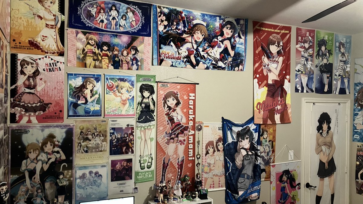 prismajane's tweet image. What the average 28 year old male&apos;s bedroom looks like