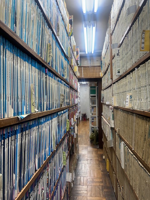 JPT_Academic's tweet image. 大宅壮一文庫さんの書庫にもご案内いただきました。
貴重な雑誌に囲まれた空間は圧巻でした。
「迷宮書庫 探険ツアー」も開催されているようですよ✨
oya-bunko.or.jp/guide/tabid/10…
今年9月に刊行された勉誠社さん『大宅壮一文庫解体新書Ⅱ』では実際の使用事例も紹介されています。
#大宅壮一文庫