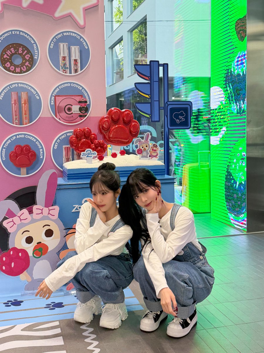 lululala_twt's tweet image. 나가서 팝업 홍보하라는 SBN 말씀에
미모로 손님 꼬시는 알바생들 등장?!

잠시후 7시, 워크돌에서 만나요 ❤️

#팝업 #스태프 #프로모터 
#프로미스나인 #프나 #지원 #채영 
#fromis_9 #워크돌 #아이돌 #플로버