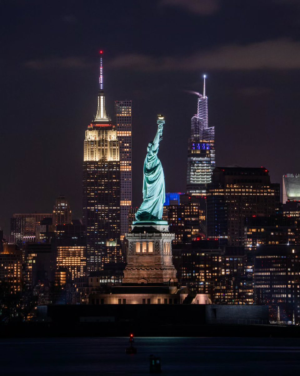 EmpireStateBldg's tweet image. Checking in with Lady Liberty 

📷: king27nyc/IG