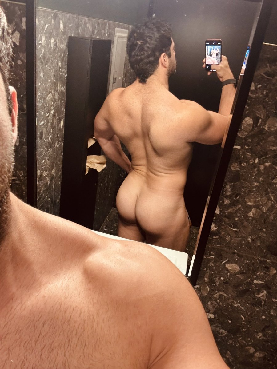 lordizacdj's tweet photo. Successful leg day! HMU if you want to do some PT;) https://t.co/teJh9BOxSr