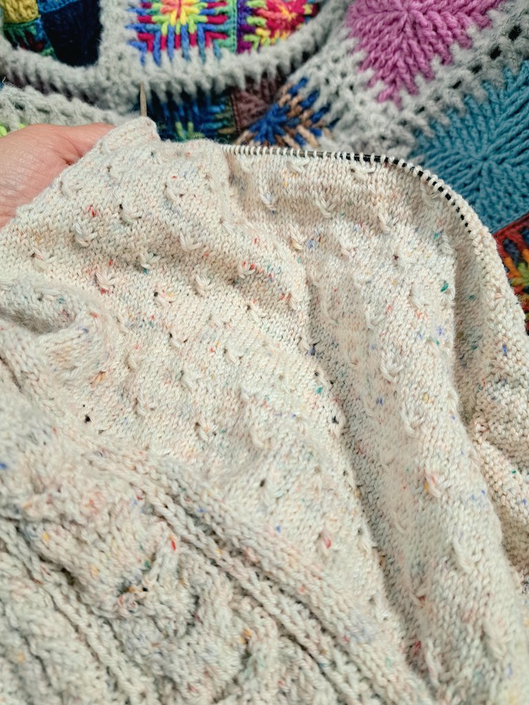 netarou_amuamu's tweet image. 後身頃のデイジーステッチがすんごい可愛い(♥ω♥*)とご満悦だったけど、上から下に編んでるから模様が下向きって気が付いた…ꉂꉂ( ˙ꈊ˙  )ｱﾊﾊᕷ*.°