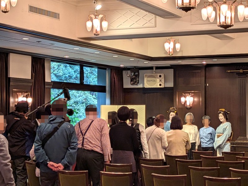 国際港・清水のあるまちで、さまざまな役割を担っている清水芸妓さんの活動の１つをご紹介！

11月12日、浮月楼にて、清水港に寄港した客船「にっぽん丸」乗船客の皆さまをお迎えし、清水芸妓による舞踊鑑賞会が開催されました。

午前・午後の二部構成で行われ、