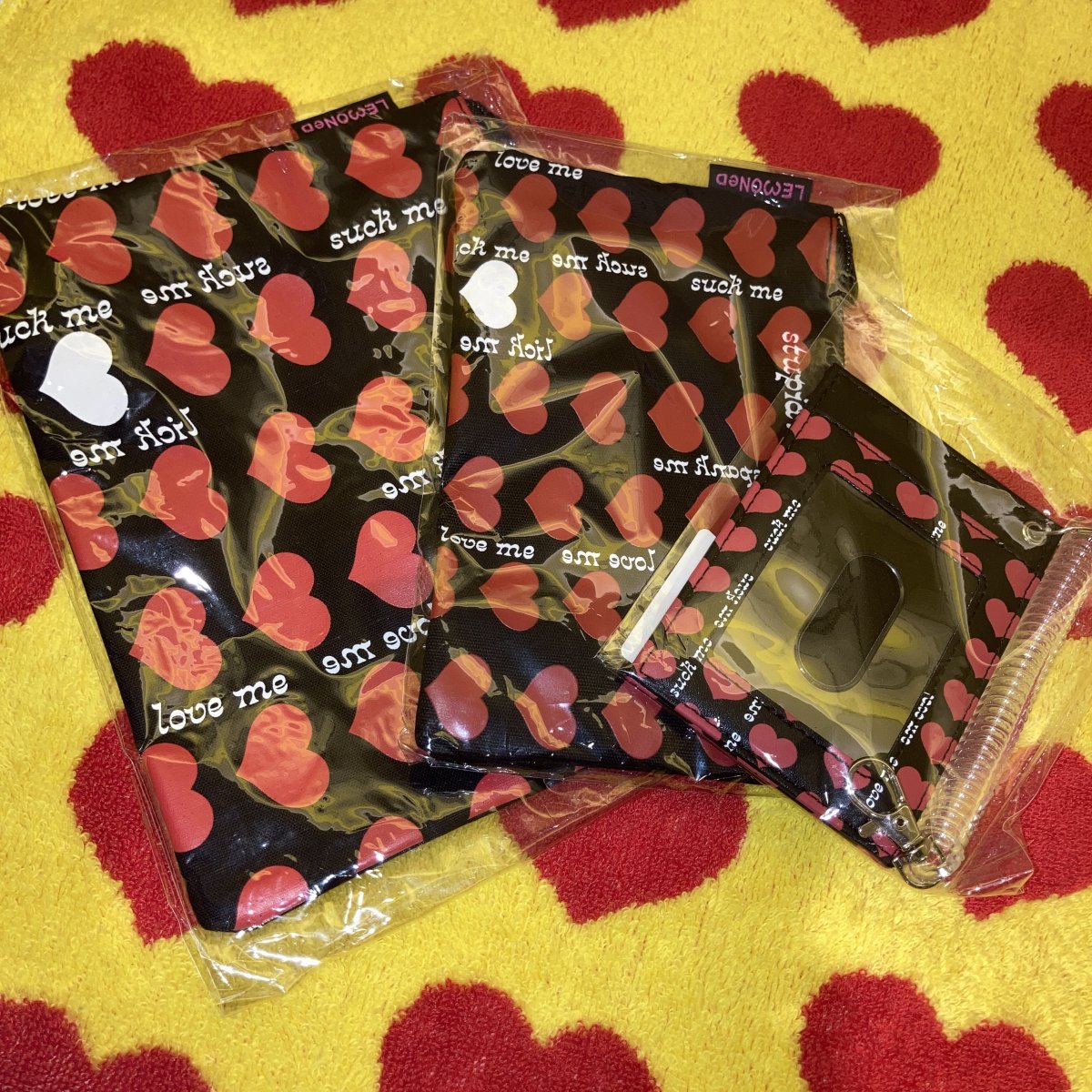 Laforet_H's tweet image. B1F レモネードショップ ブラックハートはいかがですか？: 定番のイエローハートはもちろんブラックハートの小物はいかがですか？
気分に合わせてイエローハートとブラックハートを使い分けるのがおすすめです☆
ラベルの色も3種類ございますので是非見に… laforet.ne.jp/news_events/38…