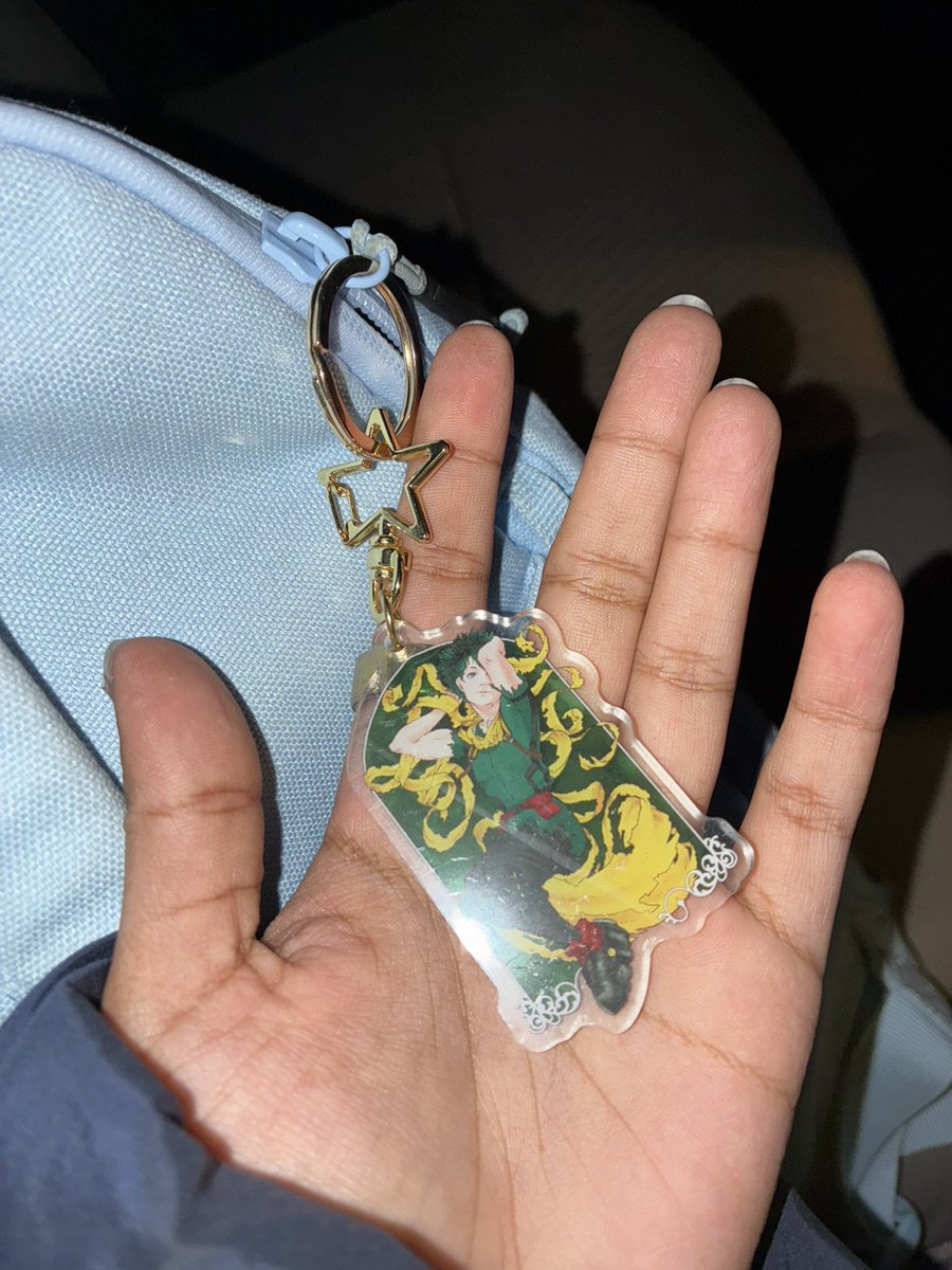 got dinner with <a href="/stingrachelart/">Ray ✨ making merch ✍️</a> and she gave me this beautiful keychain!!!! thank you queen for your gift and also gossip!
