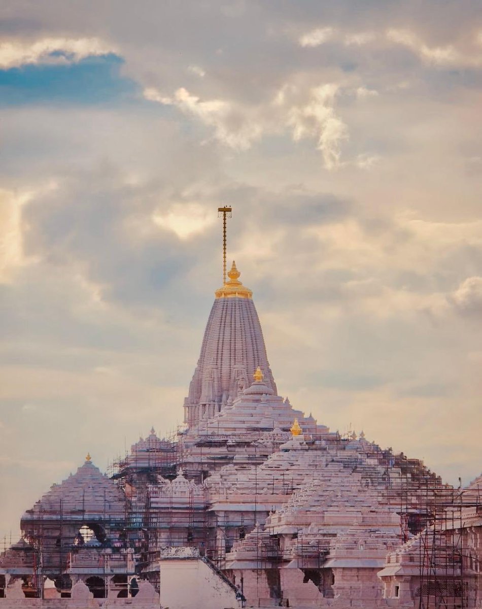 Ramesh_Jat1's tweet image. श्रीराम का महल ऐसे प्रतीत हो रहा था मानो बादलों से ढका हुआ पर्वत शिखर हो और रमणीय प्रासादों से अलंकृत कोई विशाल विमान।