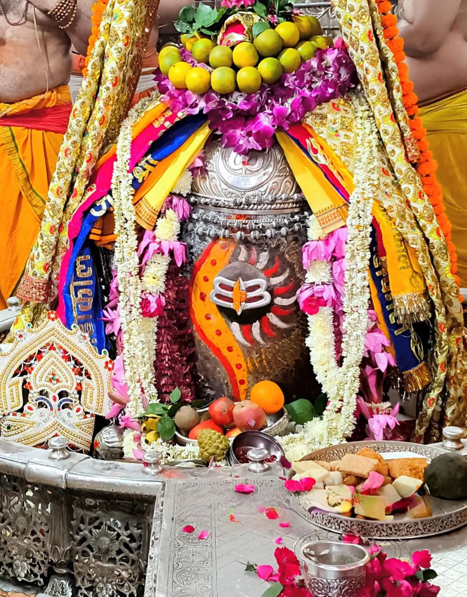 Neeru_Devi1772's tweet image. श्री महाकालेश्वर ज्योतिर्लिंग जी के आज के भस्म आरती श्रृंगार दिव्य दर्शन 20.11.2025