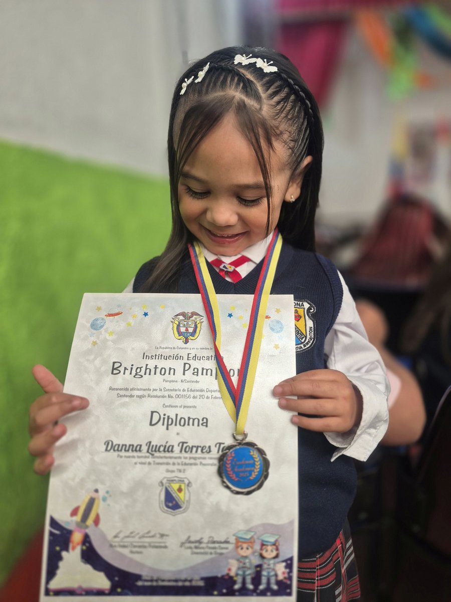 MonicaC_TorresP's tweet photo. Mi hija fue condecorada por excelencia académica🤩
Soy una mamá llena de orgullo❣️ https://t.co/ZRBh5SyxId