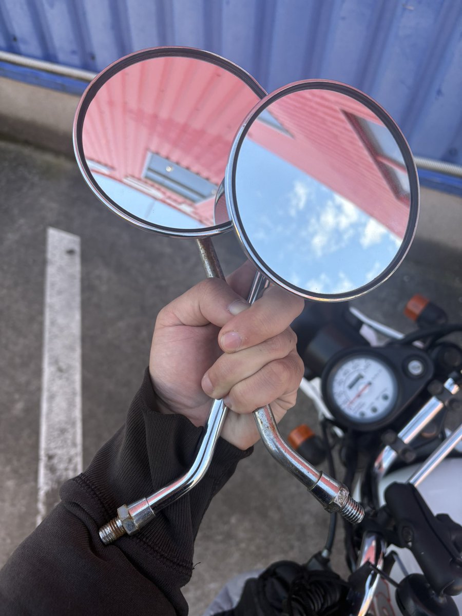 sampo_88dohc's tweet image. 1980円で買ったミラー
多分ドリームの純正
磨けば光るレベルだし固着も傷もない
良い買い物できた
