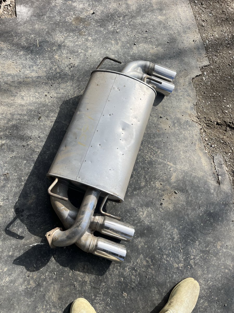GRBの純正マフラーも5,000円で売ります〜