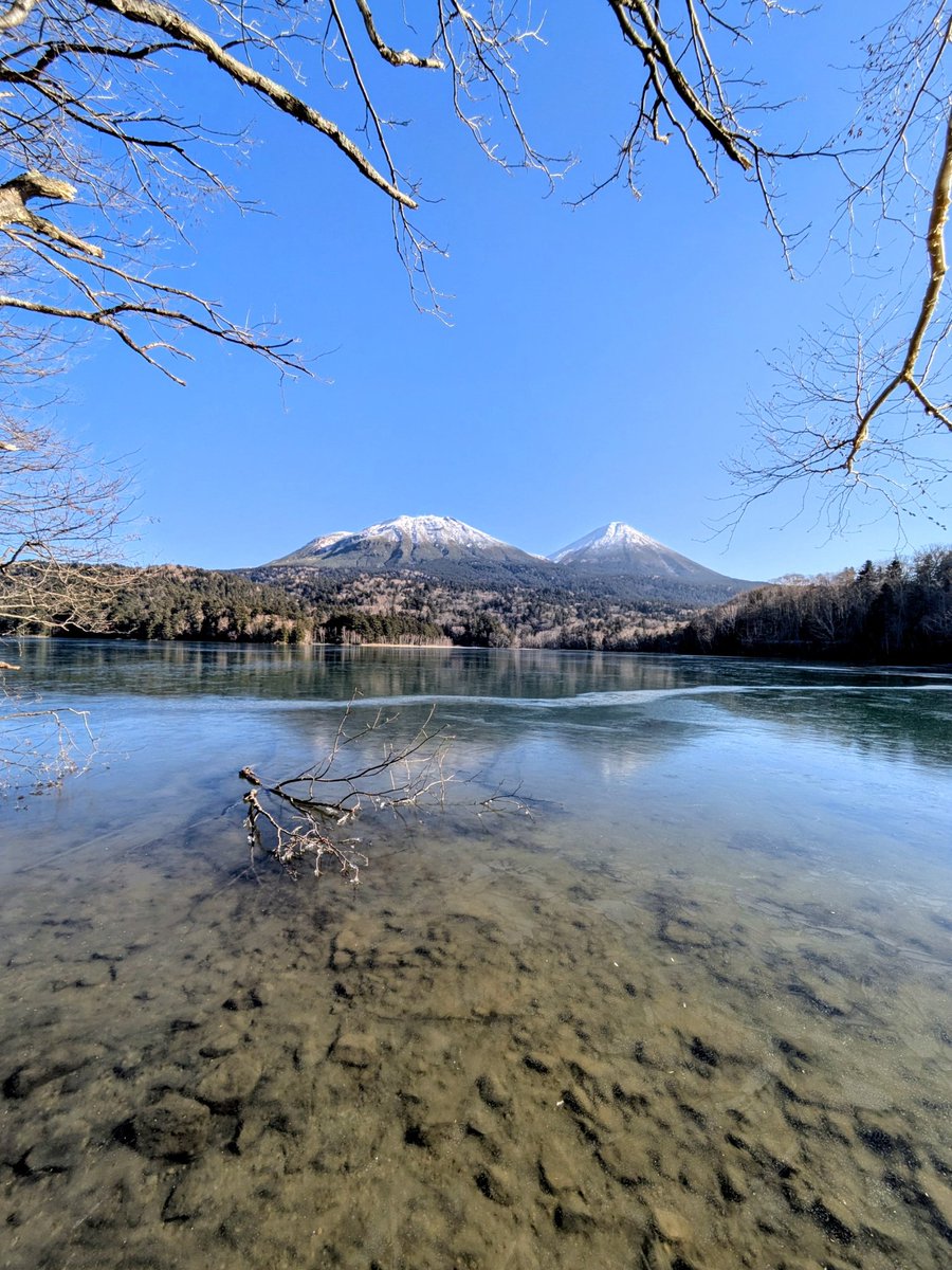 junrensui's tweet image. オンネトーの
湖面結氷を確認
来週は気温上昇と
降雨の予報
安全に氷上に上がれるのは
もう少し先になりそうです

#北海道
#オンネトー 
#雌阿寒岳