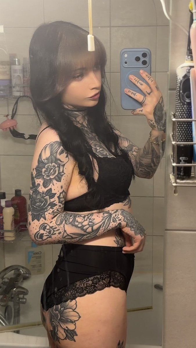 emilyseclipse's tweet image. trans girls are built different 🥵