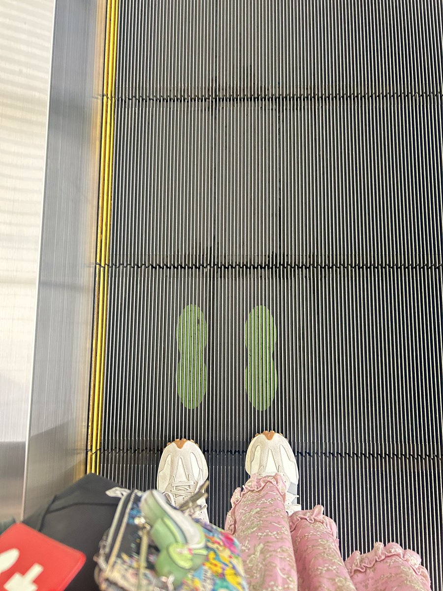 動く歩道の上♪