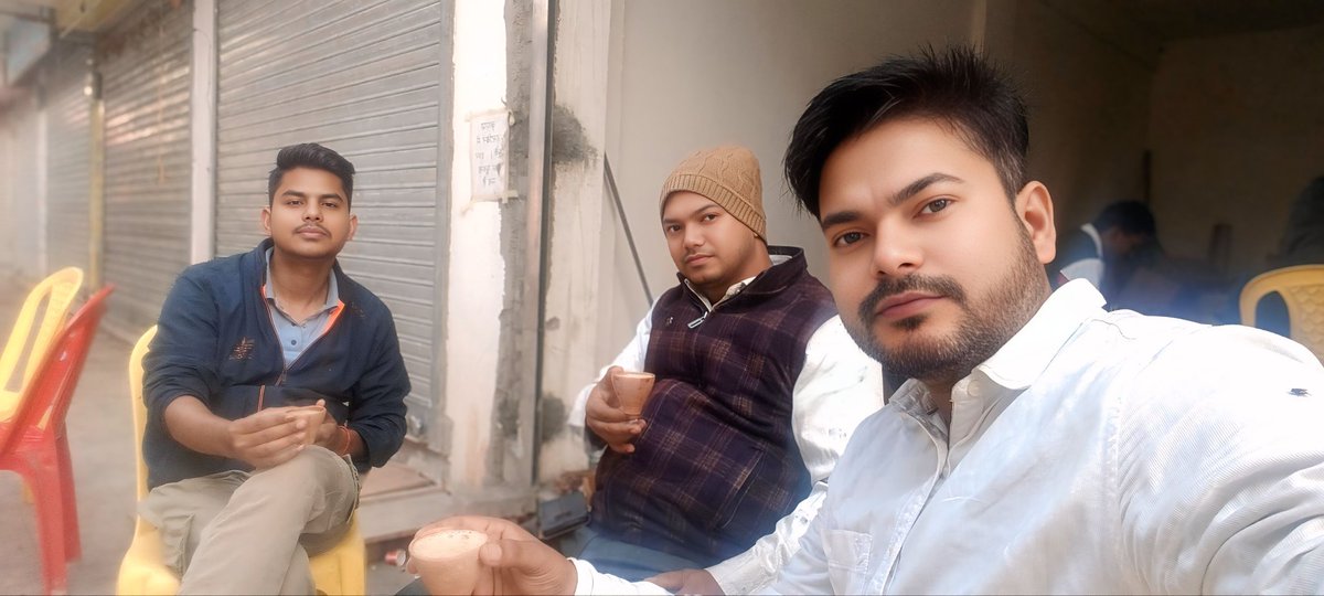 नमस्कार साथियों 
कैसे है आपलोग 
ना इश्क ना कोई राय चाहिए 
बस हर मौसम में चाय चाहिए 
कौन कौन सुबह कुल्हड़ वाली चाय पीते हैं।
आपके यहां कुल्हड़ को क्या बोलते है
कमेंट बॉक्स में बताए