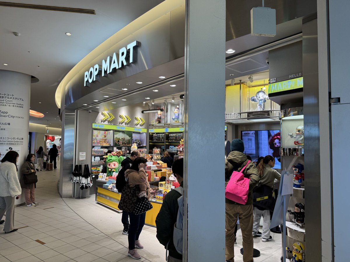 Mad2monkey's tweet image. みなさま朗報です。

レジ裏🗽

まだ6アソートは積んでありましたよ！

#ミッキーファミリー
＠POPMART