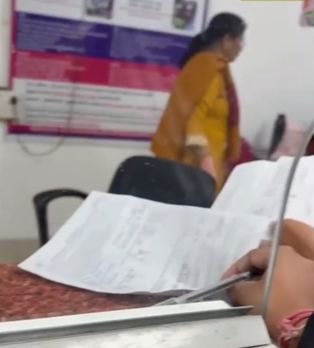 vikas_chand11's tweet image. भोपाल के रानीकमलापति रेलवे स्टेशन का एक वीडियो सोशल मीडिया पर तेजी से वायरल हो रहा है, जिसमें देखा जा सकता है।

कि टिकट काउंटर पर तैनात कर्मचारी आराम से केबिन में टहलती नजर आती हैं, जबकि बाहर लगभग 150 यात्री टिकट के लिए परेशान खड़े हैं।

कई यात्रियों का कहना है कि टिकट न मिलने की…