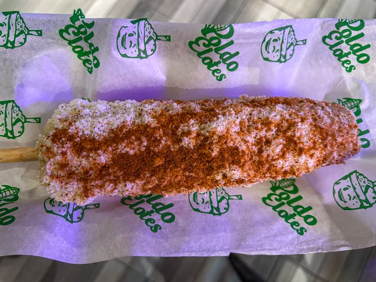 ChilangoCom's tweet image. En poldoelotes la idea es hacer las opciones más monchosas. 😋 Su dueño ha sabido aprovechar la viralidad de internet para impulsar el ingenio que pone al menú. 🌽 Aquí contamos más: bit.ly/4oPpU8R ✨