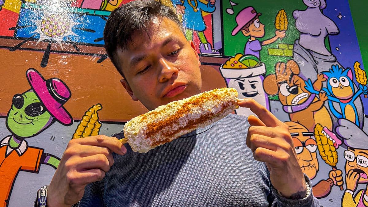 ChilangoCom's tweet image. En poldoelotes la idea es hacer las opciones más monchosas. 😋 Su dueño ha sabido aprovechar la viralidad de internet para impulsar el ingenio que pone al menú. 🌽 Aquí contamos más: bit.ly/4oPpU8R ✨