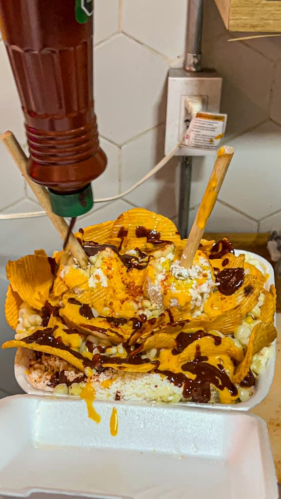 ChilangoCom's tweet image. En poldoelotes la idea es hacer las opciones más monchosas. 😋 Su dueño ha sabido aprovechar la viralidad de internet para impulsar el ingenio que pone al menú. 🌽 Aquí contamos más: bit.ly/4oPpU8R ✨